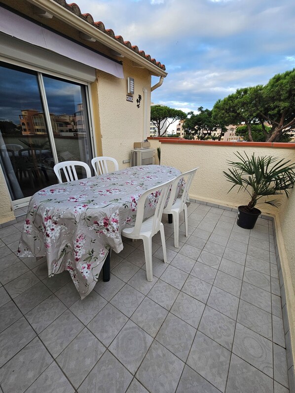 Outdoor dining - Vrbo Property (Le Barcarès)