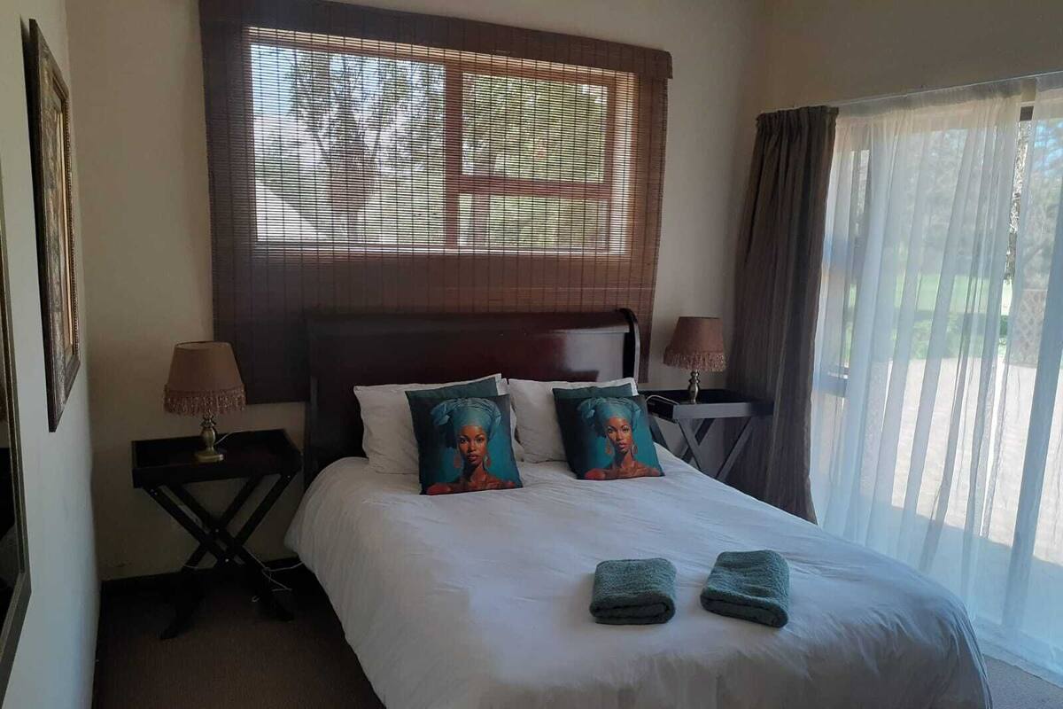 Habitación estándar doble, vistas al jardín | Caja fuerte, escritorio, ropa de cama