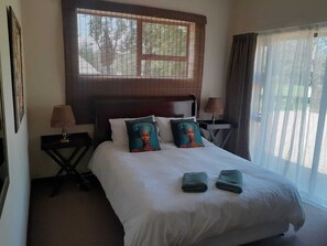Habitación doble estándar, vista al jardín | Caja de seguridad en la habitación, escritorio y ropa de cama 