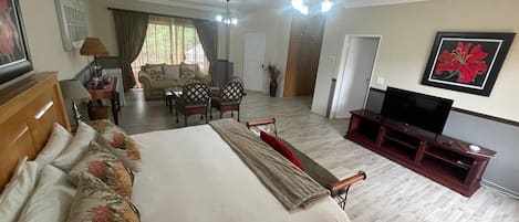 Suite de lujo, vista al jardín | Caja de seguridad en la habitación, escritorio y ropa de cama
