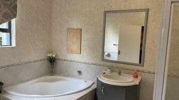 Double Room, 1 Queen Bed, Non Smoking, Garden View | Bathroom