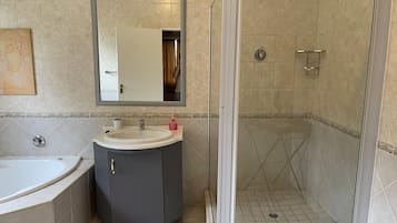 Double Room, 1 Queen Bed, Non Smoking, Garden View | Bathroom