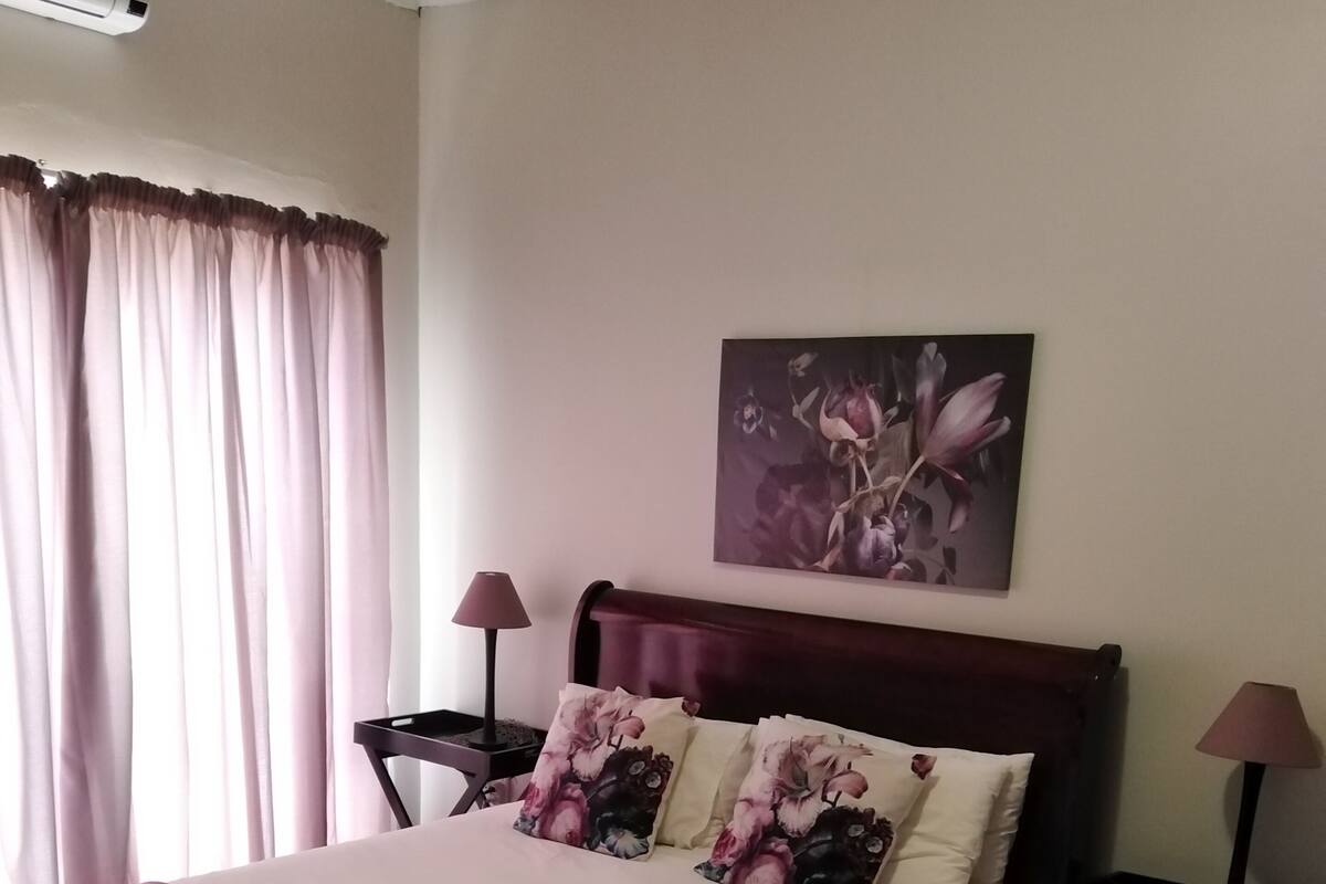 Habitación estándar doble, vistas al jardín | Caja fuerte, escritorio, ropa de cama
