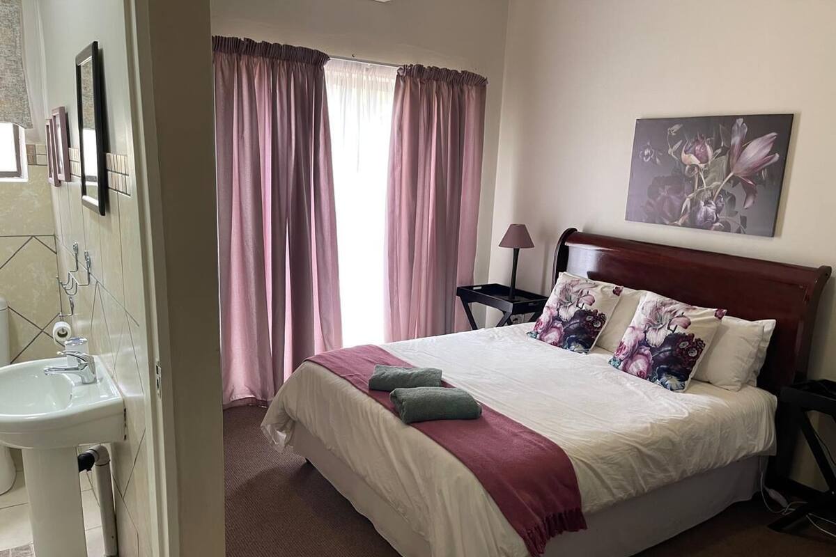 Basic Double Room, Garden View | In-room safe