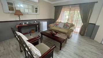 Luxury Suite, Garden View | Living area