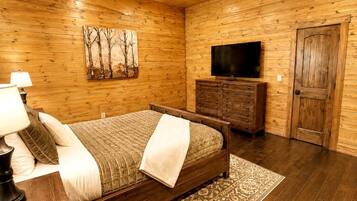 3 bedrooms, desk, travel cot, WiFi