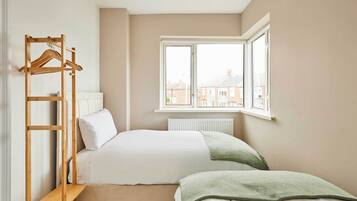 3 bedrooms, desk, iron/ironing board, travel crib