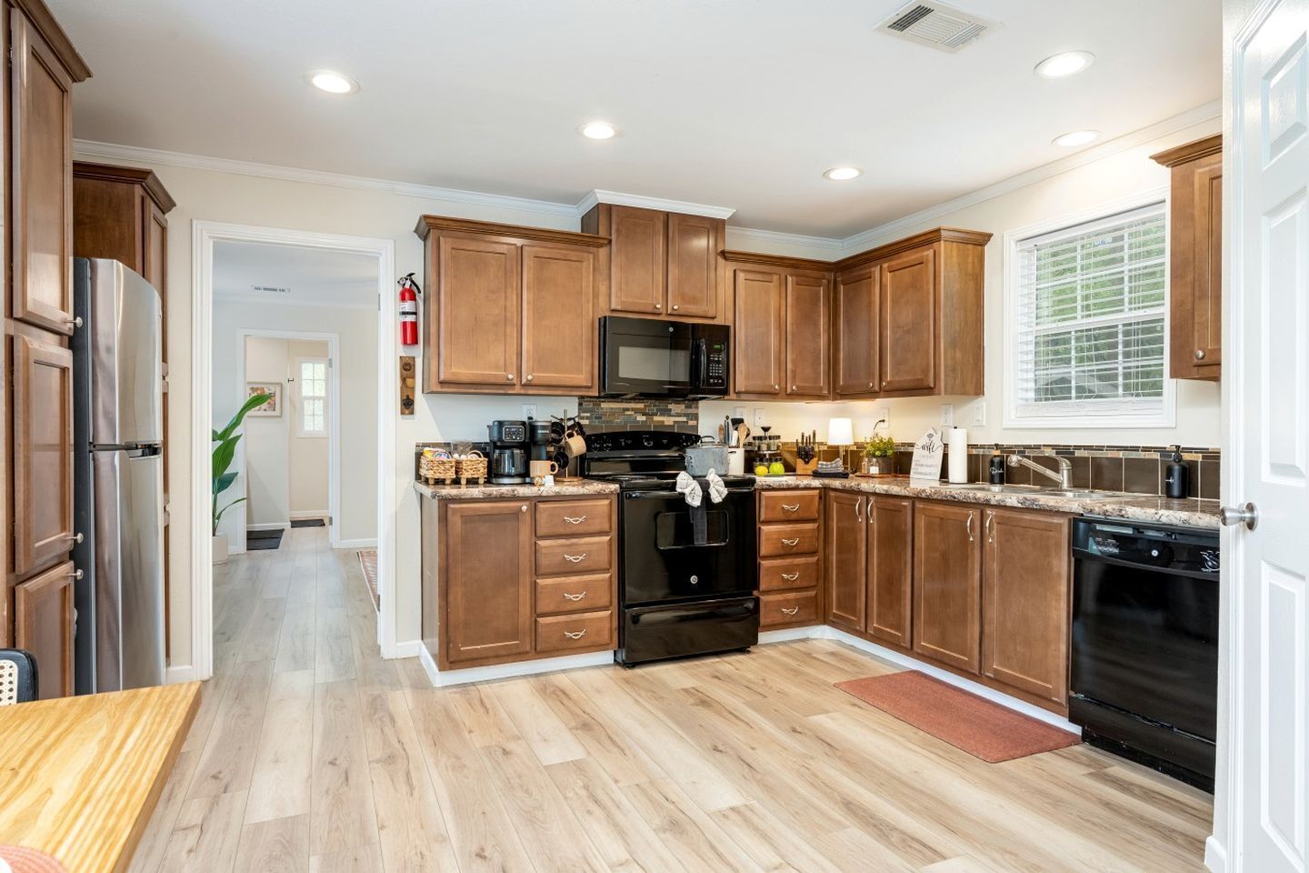 Coffee/tea maker, fridge, microwave, oven