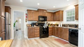 Coffee/tea maker, fridge, microwave, oven