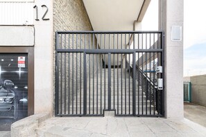 Ein verschlossener Eingang zu einem Gebäude mit einer Treppe, die zu einer oberen Ebene führt.