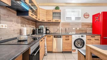 Wasserkocher mit Kaffee-/Teezubehör, Kühlschrank, Mikrowelle, Ofen