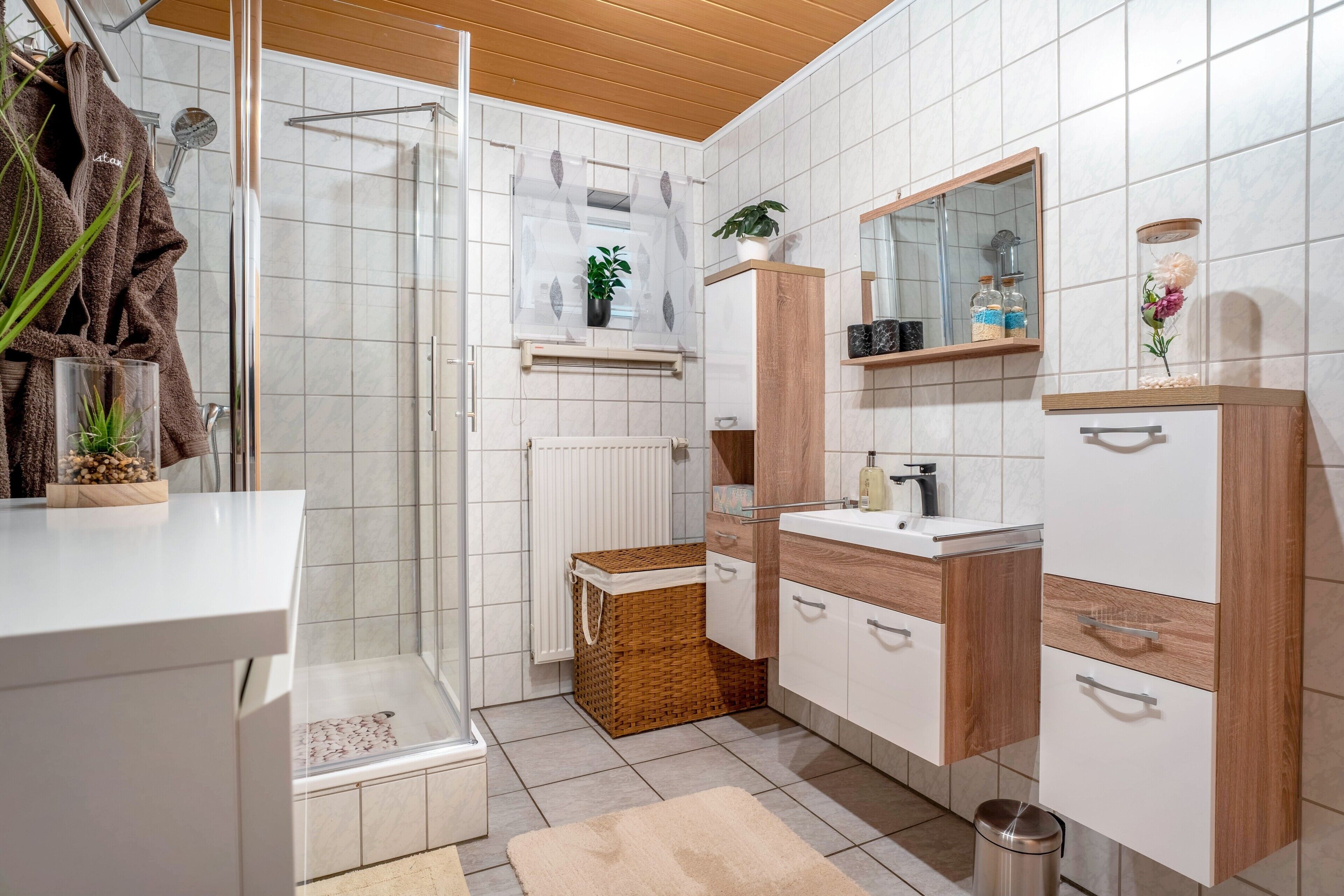 Dusche, Haartrockner, Handtücher