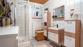 Dusche, Haartrockner, Handtücher