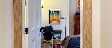 4 bedrooms, desk, WiFi, bed sheets