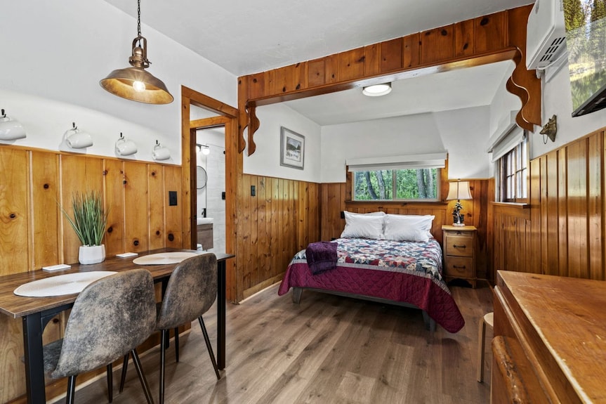 Charming Pet-friendly Cabins With Scenic Outdoor Spaces Near Garden Of The Gods In Colorado Springs, Colorado - Manitou Springs, CO