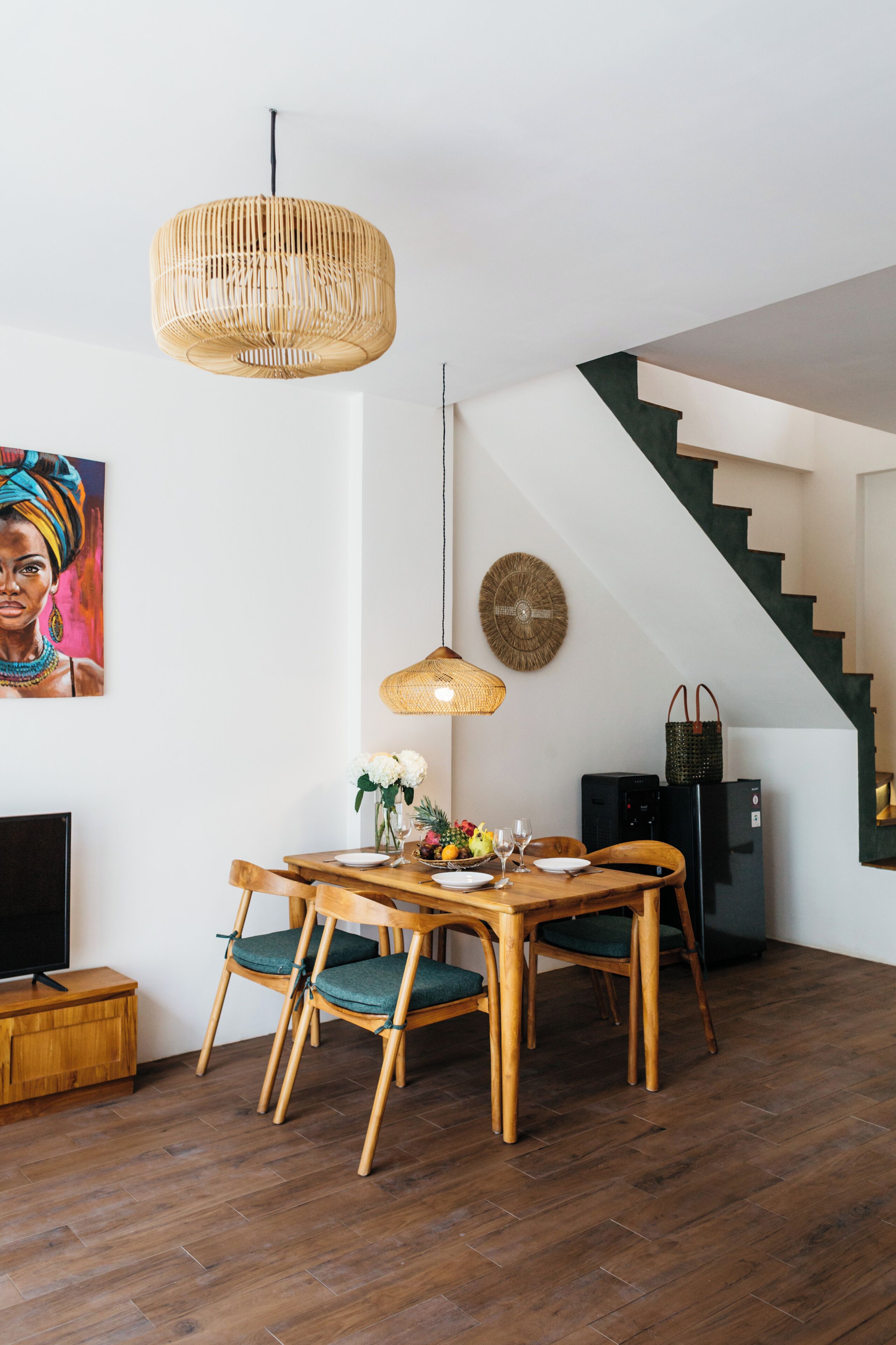 Deluxe villa, terras, uitzicht op zwembad | Woonruimte | Een 65-inch ledtelevisie met digitale zenders