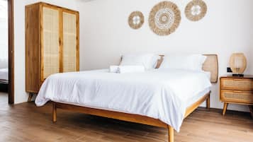 Deluxe villa, terras, uitzicht op zwembad | Tempur Pedic-bedden, verduisterende gordijnen