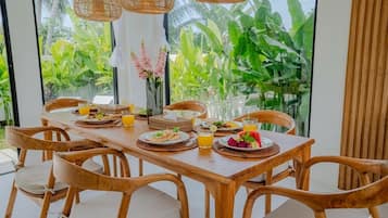 Biệt thự Cao cấp, 2 phòng ngủ, ban công, quang cảnh hồ bơi | Khu ăn uống