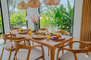Biệt thự Cao cấp, 2 phòng ngủ, ban công, quang cảnh hồ bơi | Khu ăn uống