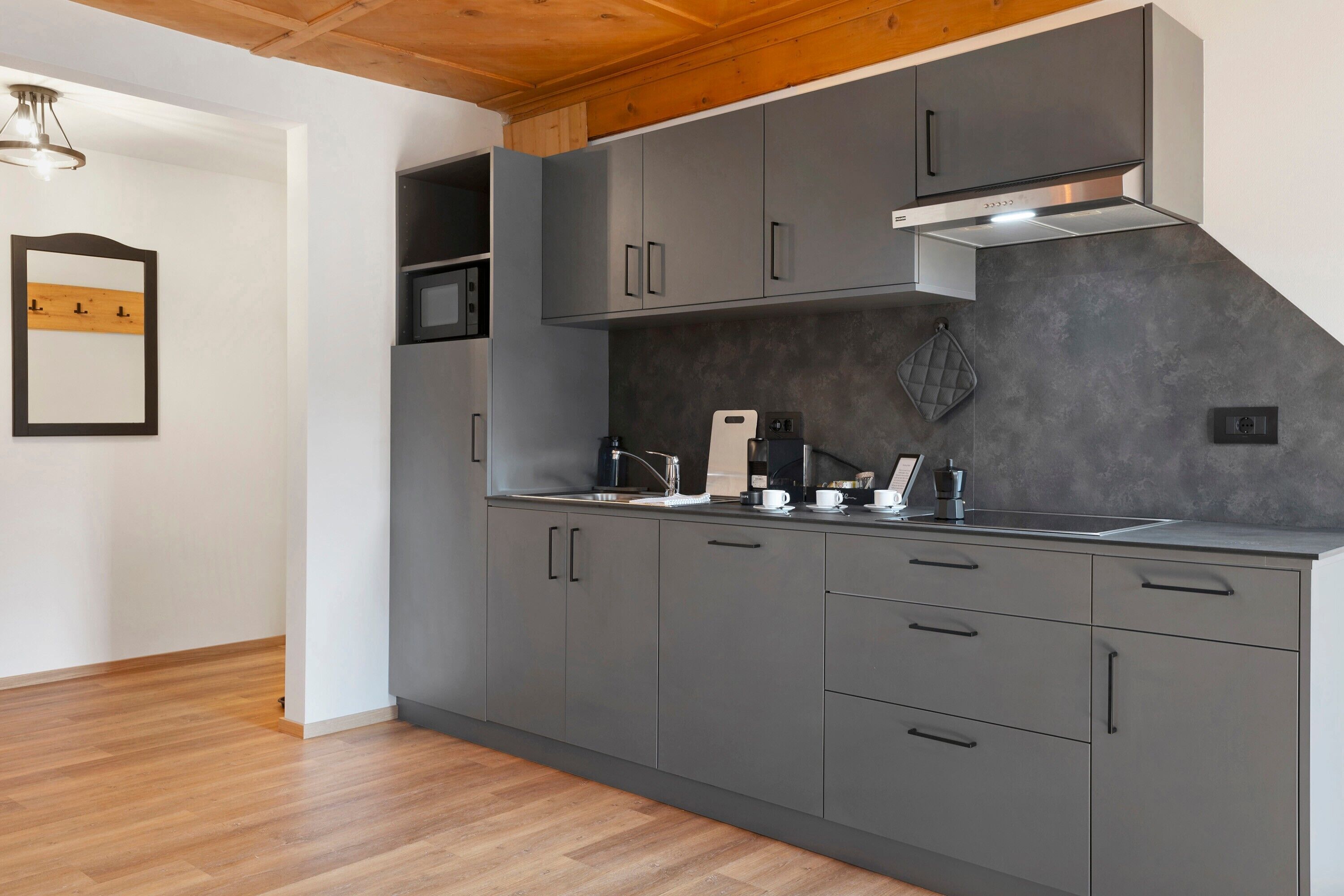 Wasserkocher mit Kaffee-/Teezubehör, Kühlschrank, Mikrowelle, Herdplatte