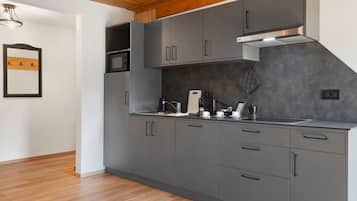 Wasserkocher mit Kaffee-/Teezubehör, Kühlschrank, Mikrowelle, Herdplatte