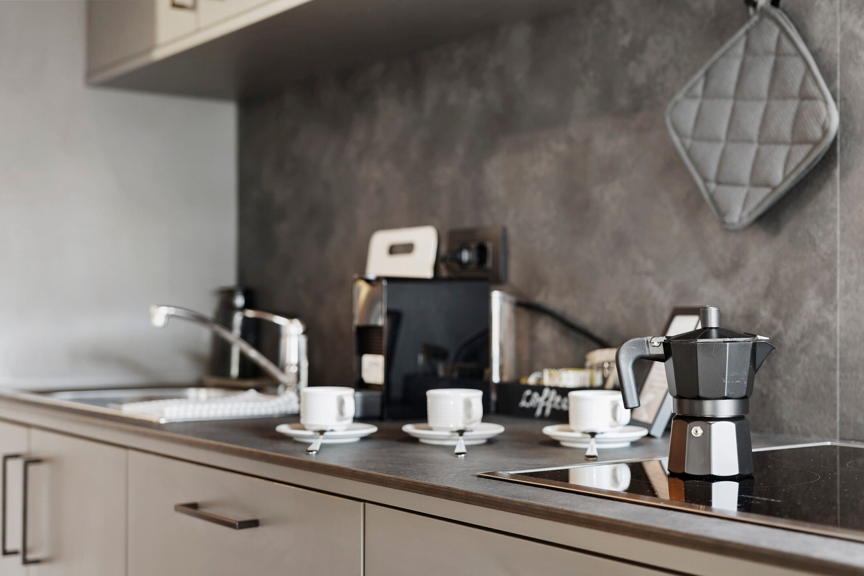 Wasserkocher mit Kaffee-/Teezubehör, Kühlschrank, Mikrowelle, Herdplatte