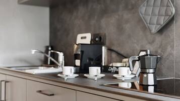 Wasserkocher mit Kaffee-/Teezubehör, Kühlschrank, Mikrowelle, Herdplatte