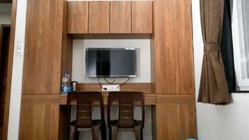 Deluxe Room | Desk, free WiFi