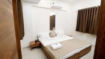 Deluxe Room | Desk, free WiFi