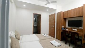 Deluxe Room | Desk, free WiFi