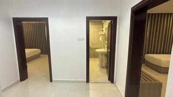 Apartemen Keluarga | Kamar mandi | Handuk, sabun, sampo, dan tisu toilet