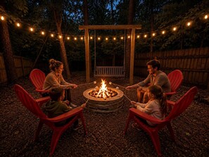 Eine Gruppe Menschen versammelt sich um ein Lagerfeuer, darüber hängen Lichterketten.
