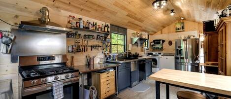 Fridge, oven, stovetop, dishwasher