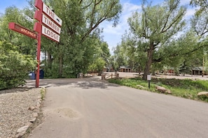 A signpost with directions to The Timber Lodge and a no-vacancy notice. - Trailside Cabin Escape with Stunning Views and Easy Adventure Access in Colorado Springs, Colorado (Colorado Springs)