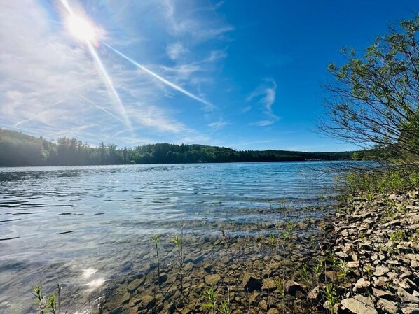 A clear lake with a rocky shoreline and trees in the background. - Comfortable Vacation Rental with Infrared Sauna & Wi-Fi Near Lake Sorpe | Haus am Krähenbach-Steinert (Sundern (Sauerland))