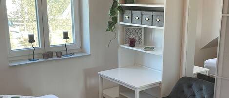 1 habitación, tabla de planchar con plancha, wifi y ropa de cama