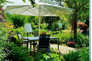 Outdoor dining - Modern vacation rental near Lake Sorpe, Wi-Fi, parking—Haus am Krähenbach-Steinert (Sundern (Sauerland))