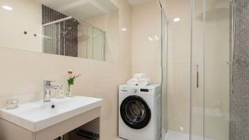 Dusche, Haartrockner, Shampoo