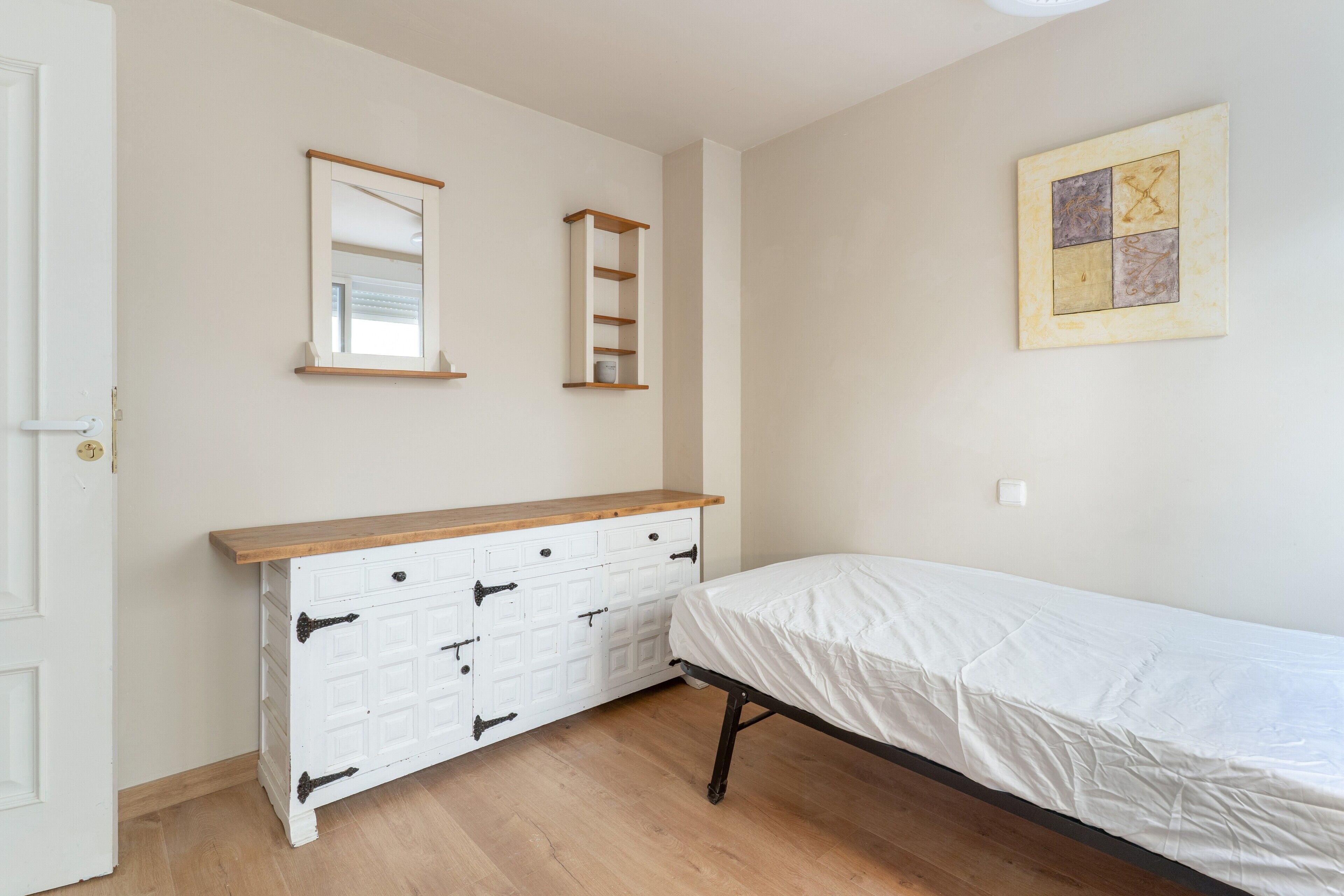 Iron/ironing board, WiFi, bed sheets