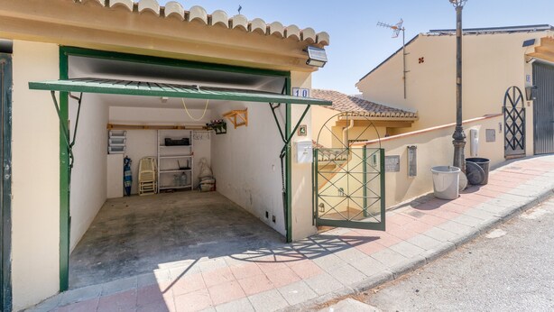 A building with a green awning, a gated entrance, and a street lamp. - Vacation Home 'Bellavista Los Pinos' with Mountain Views, Private Terrace and Wi-Fi (Almuñécar)