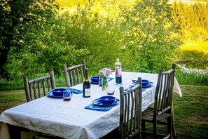 Outdoor dining - Peaceful Cabin Retreat with Mountain Views & Private Acreage in Hamden, New York (Hamden)