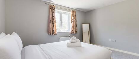 2 bedrooms, iron/ironing board, Internet, bed sheets