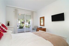 Room - Vibrant Golf Valley Apartment with Terrace and Three Pools (Marbella)