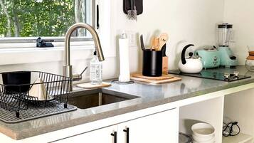 Coffee/tea maker, stovetop, electric kettle, toaster