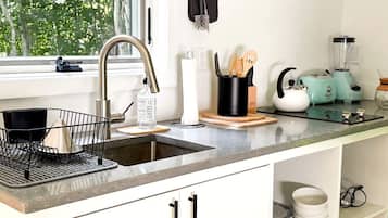 Coffee/tea maker, stovetop, electric kettle, toaster