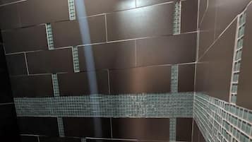 Toallas, jabón, shampoo, papel de baño