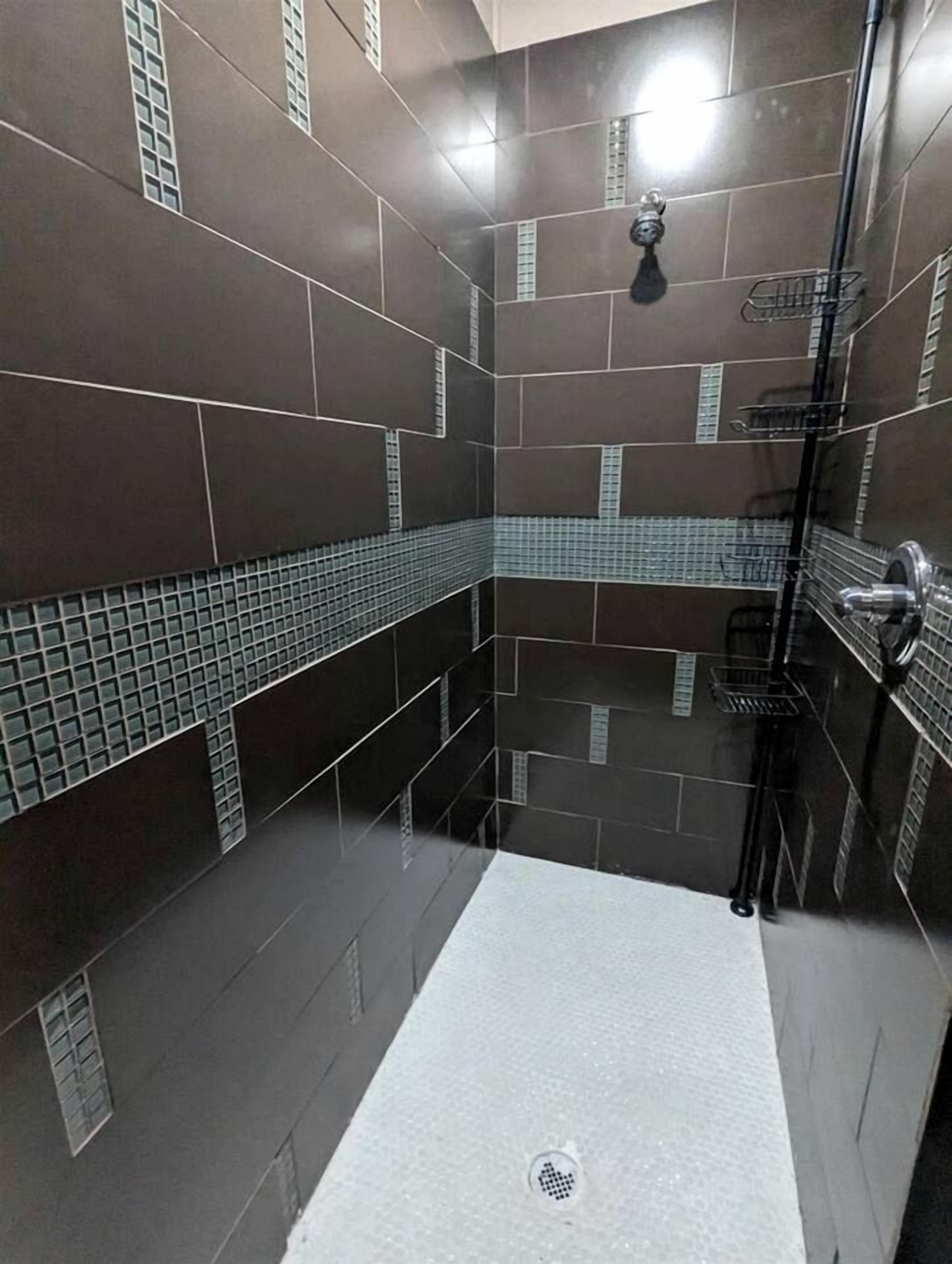 Toalhas de banho, sabonete, shampoo, papel higiênico