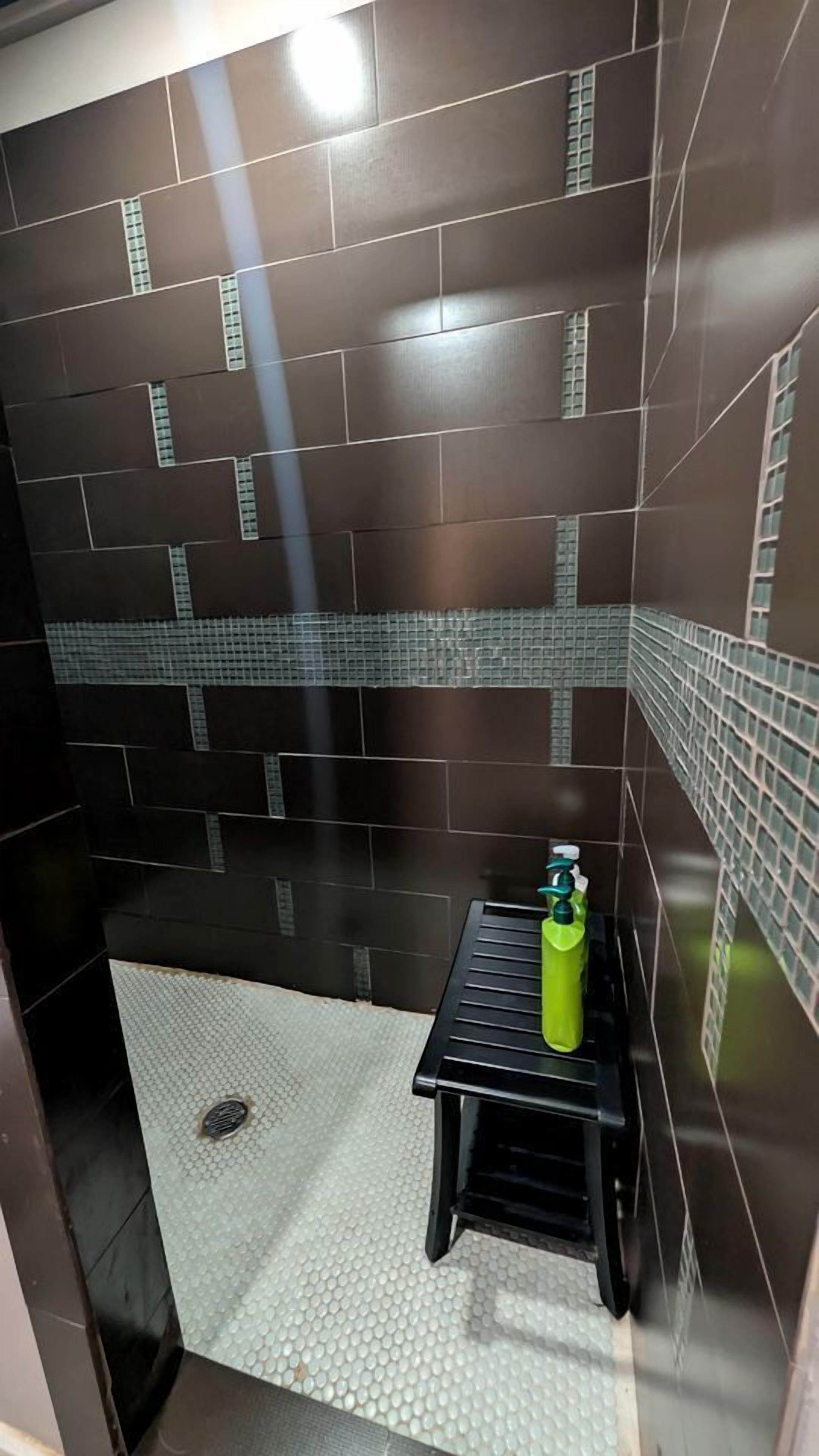 Towels, soap, shampoo, toilet paper