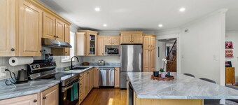 BLVD QV Lake House  4BR  Backyard  Pets  Parking