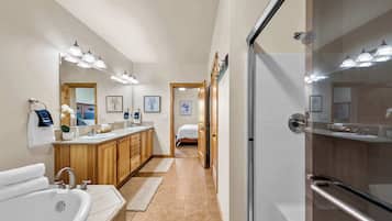 Maison mitoyenne, plusieurs lits, vue golf (Thirty Fore Demers) | Salle de bain | Serviettes fournies